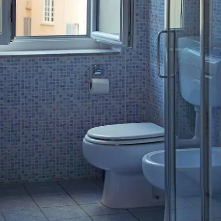 Centrally Located By Harbour With Elevator Апартаменти Санремо