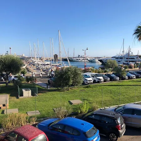 Centrally Located By Harbour With Elevator Апартаменти