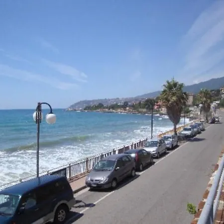 Apartment Centrally Located By Harbour With Elevator *