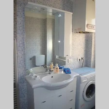 Apartment Centrally Located By Harbour With Elevator