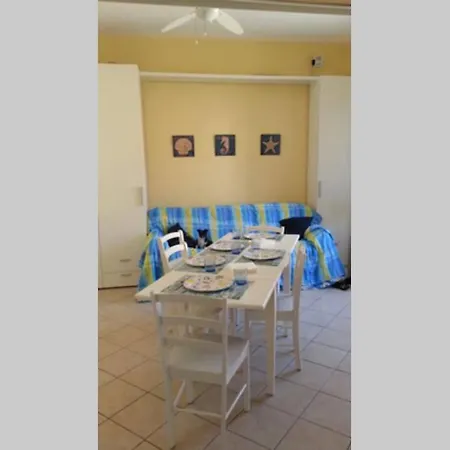 Centrally Located By Harbour With Elevator Apartment