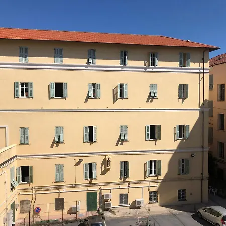 Apartment Centrally Located By Harbour With Elevator *