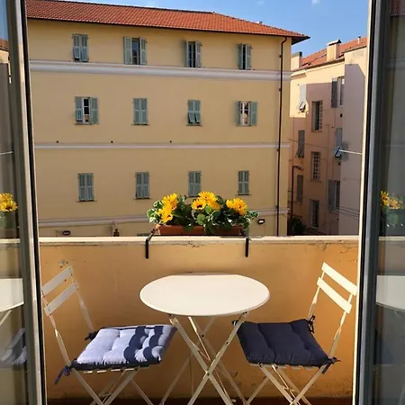 Centrally Located By Harbour With Elevator Apartment