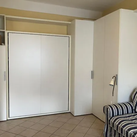 Centrally Located By Harbour With Elevator Apartment *