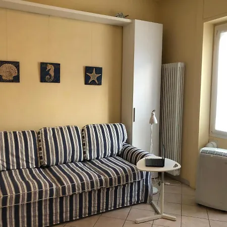 Centrally Located By Harbour With Elevator Apartment *